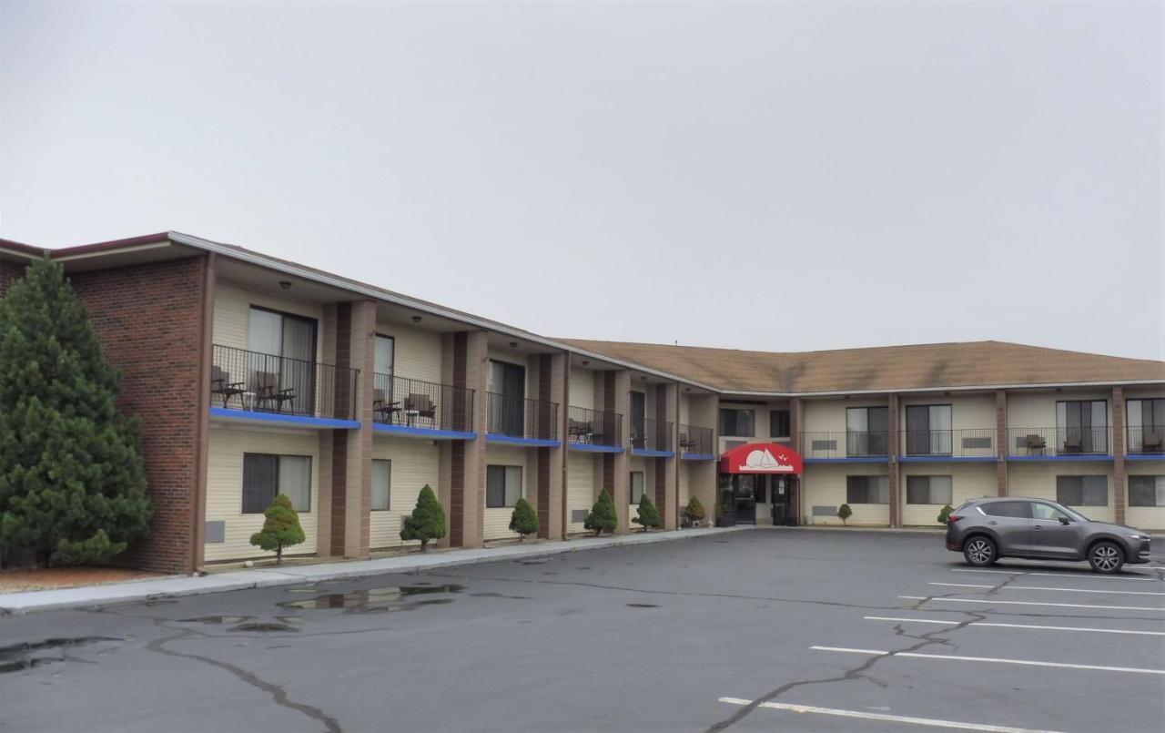 Red Roof Inn & Suites Newport - Middletown, Ri Экстерьер фото