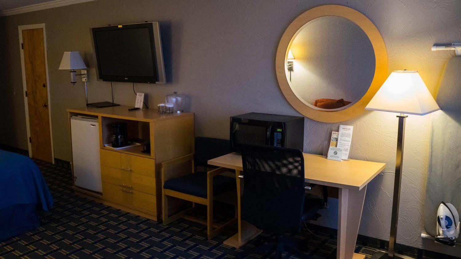 Red Roof Inn & Suites Newport - Middletown, Ri Экстерьер фото