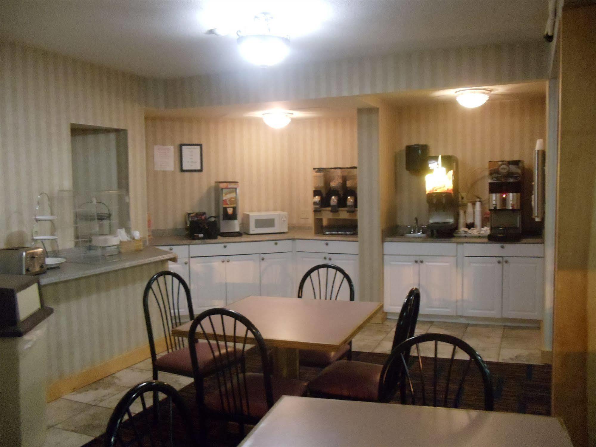 Red Roof Inn & Suites Newport - Middletown, Ri Экстерьер фото