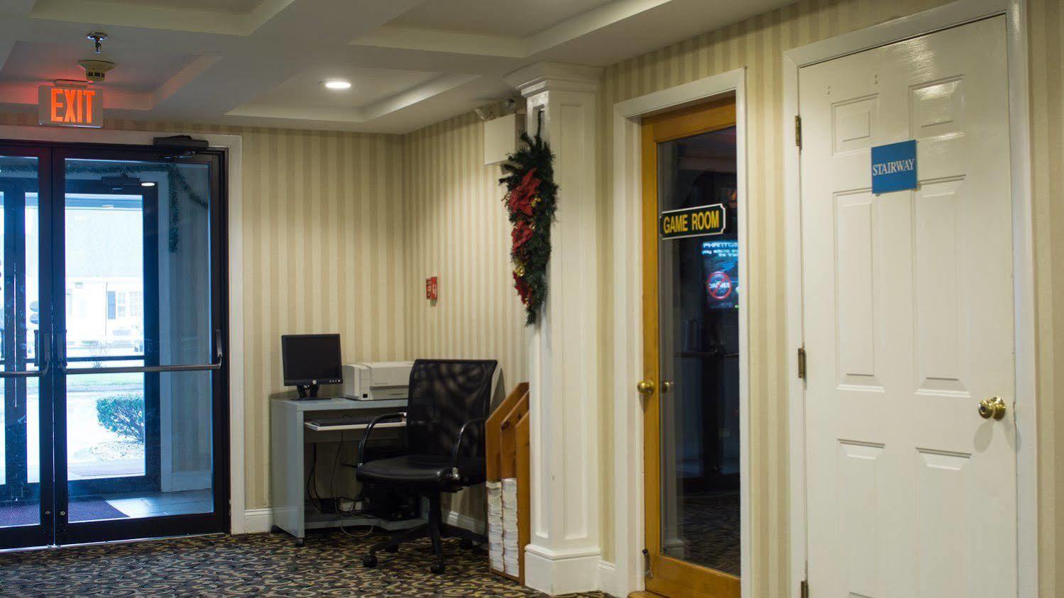 Red Roof Inn & Suites Newport - Middletown, Ri Экстерьер фото